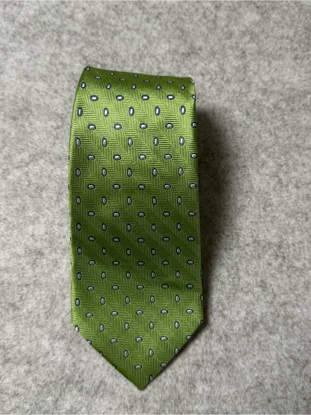 Tom Jame Men's Green Silk Tie with Subtle Geometric Motif
